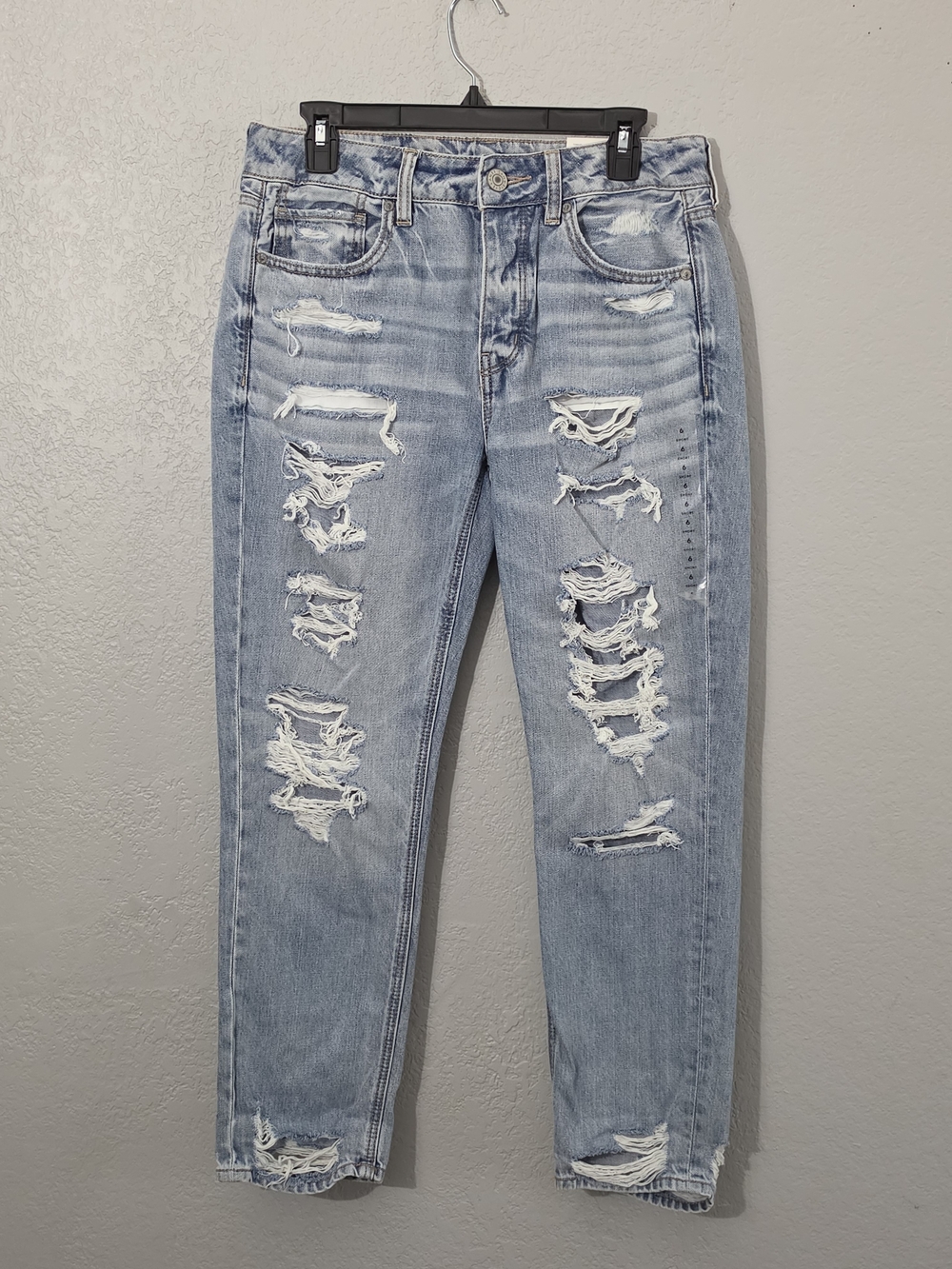 American Eagle Tomgirl Jeans Light Wash Heavy Distressed Womens 6 Short
